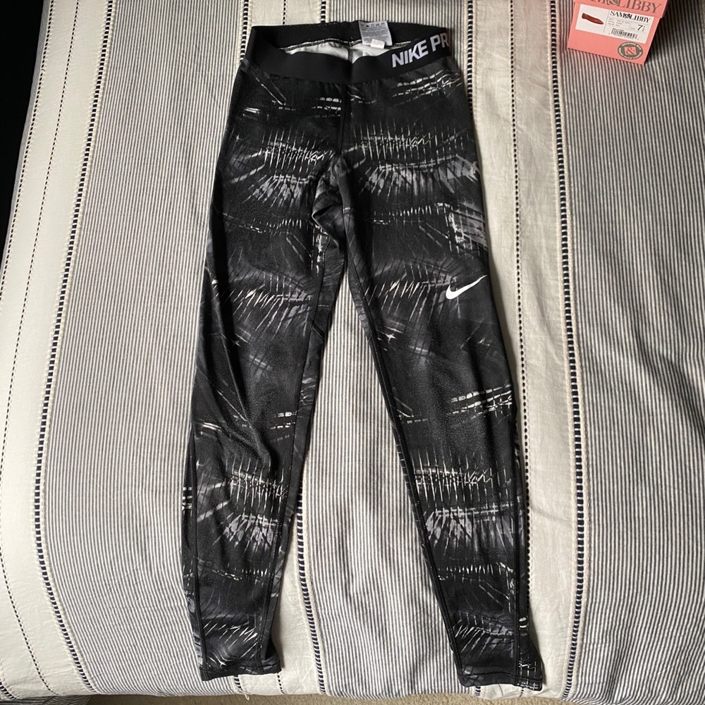 Women’s Nike pro black pattern leggings (small)